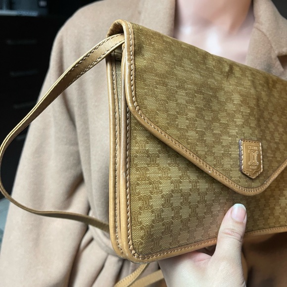 Authentic Celine vintage leather crossbody bag M05 (A2083) - Picture 4 of 13